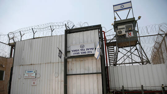 إذاعة الجيش الإسرائيلي: استدعاء عشرات العسكريين للتعامل مع أعمال الشغب في سجن النقب