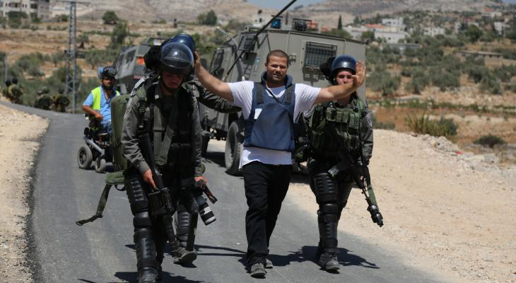 النضال الشعبي: الممارسات الإسرائيلية بحق الصحفيين تشكل خطرا على حياتهم