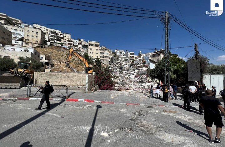 الاحتلال الإسرائيلي يأخذ مقاسات عمارة سكنية في سلوان تمهيدا لهدمها  