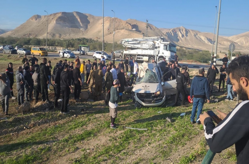 مصرع 7 فلسطينيين إثر صدم شاحنة إسرائيلية مركبتهم بغور الأردن (صور) 