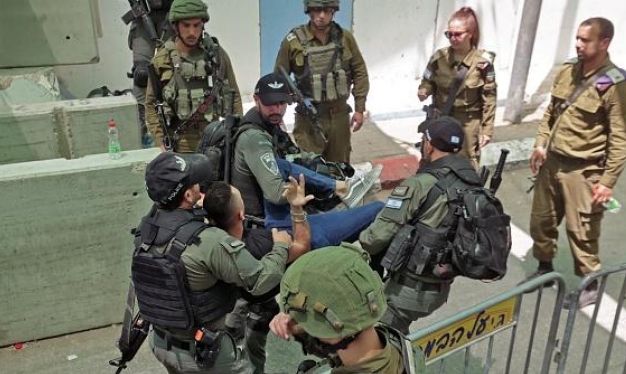 عقوبة مخففة على أفراد من الشرطة الإسرائيلية عذبوا وسرقوا عمالا فلسطينيين