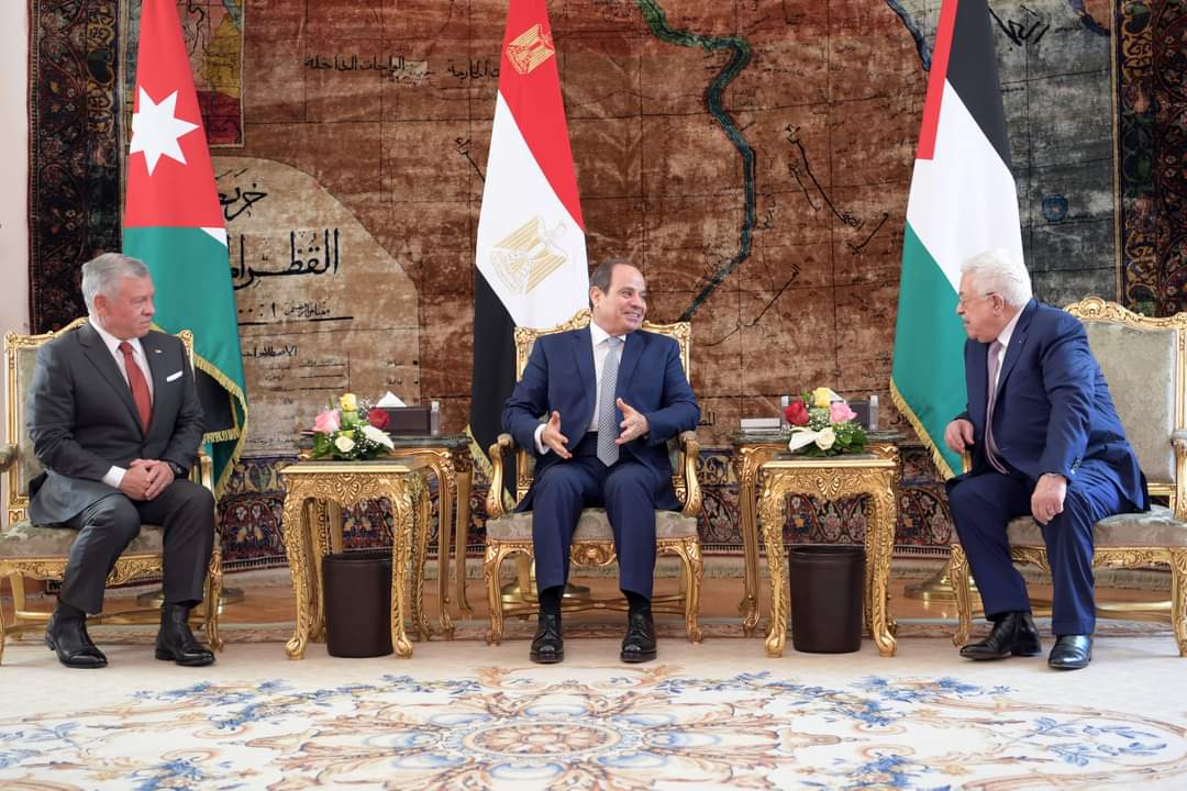بدء القمة الثلاثية بين الرئيس الفلسطيني وملك الأردن والرئيس المصري