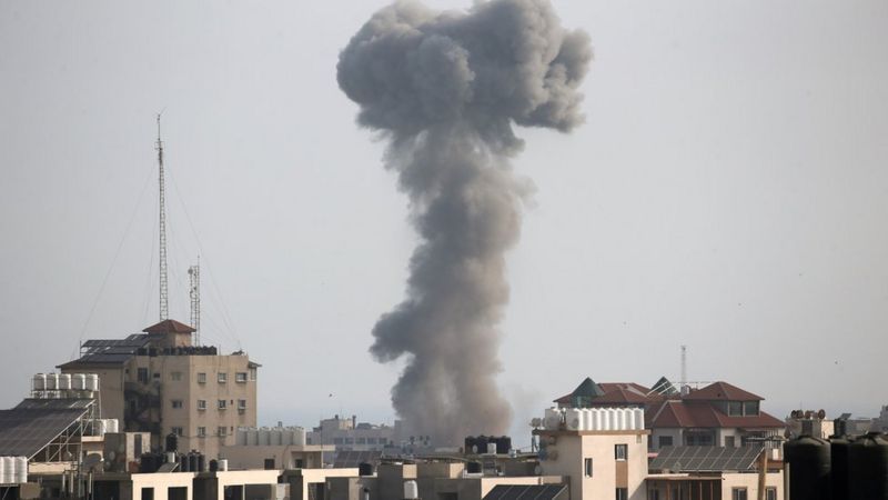  رغم الحديث عن هدنة مرتقبة.. أكثر من 100 غارة جوية على قطاع غزة