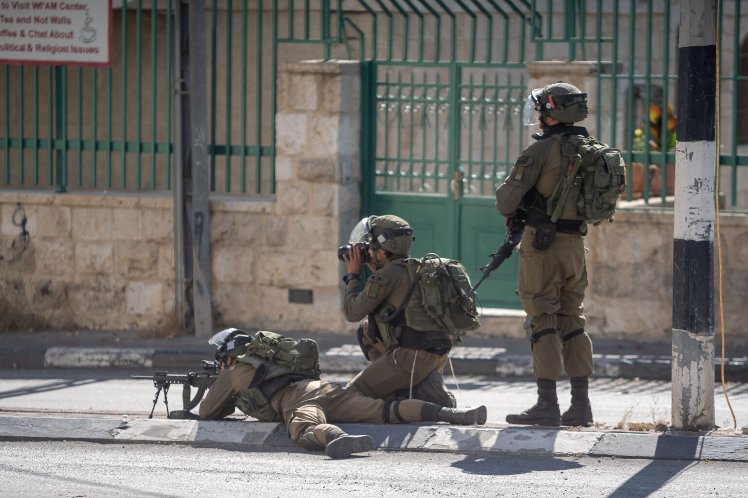 بيت لحم: الاحتلال الإسرائيلي يعتقل شابين ويستولي على مركبة