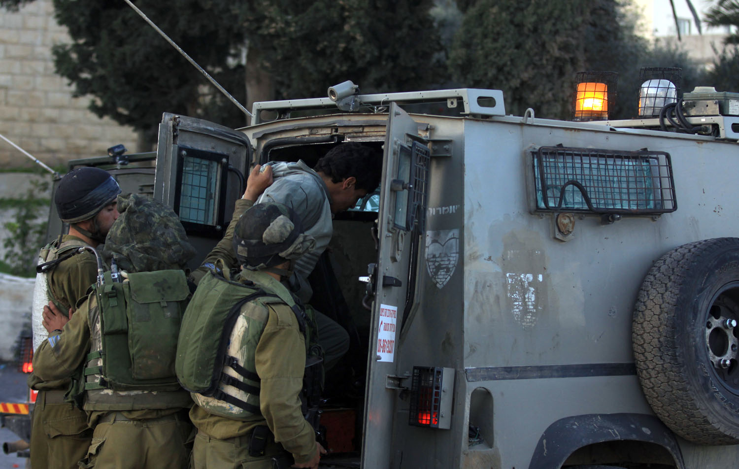 الاحتلال الإسرائيلي يعتقل مواطنين من الخليل
