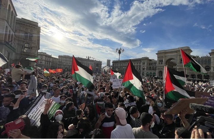مظاهرة في مدينة ميلان الإيطالية تنديداً بجرائم الاحتلال في فلسطين