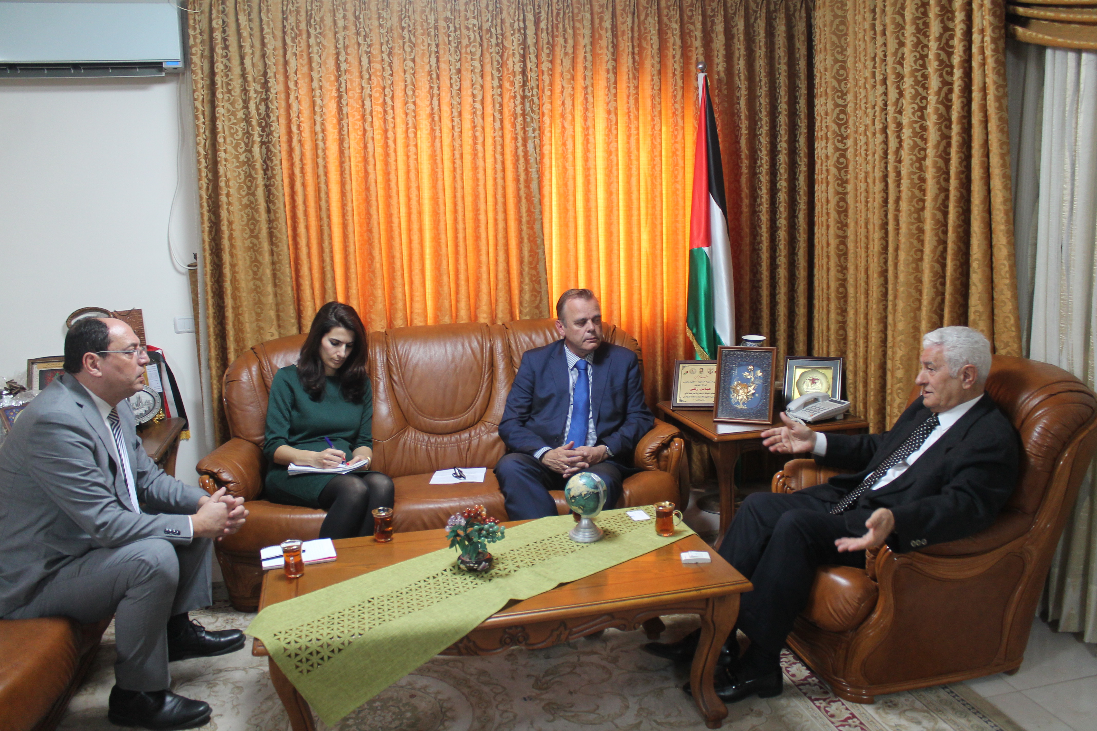 تفاصيل لقاء عباس زكي مع السفير الهولندي الجديد في رام الله