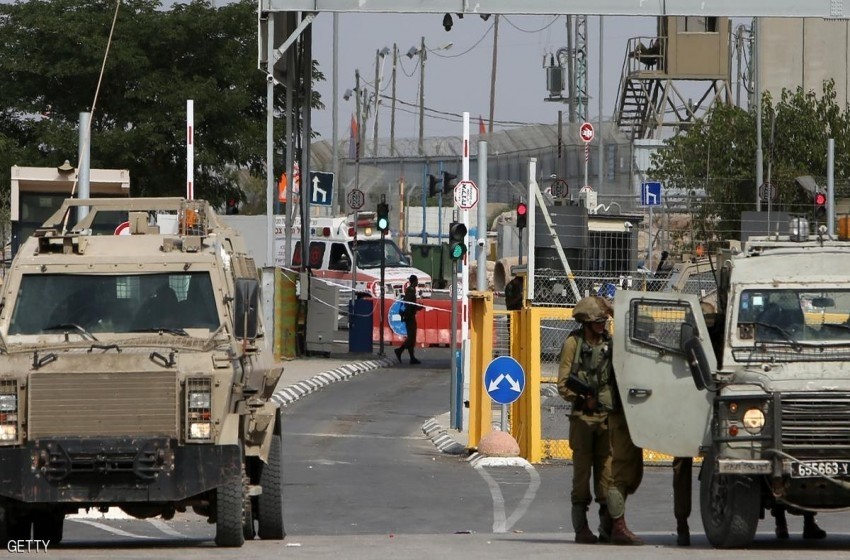 إصابة مواطنين برصاص مستوطن عند حاجز حزما شمال القدس