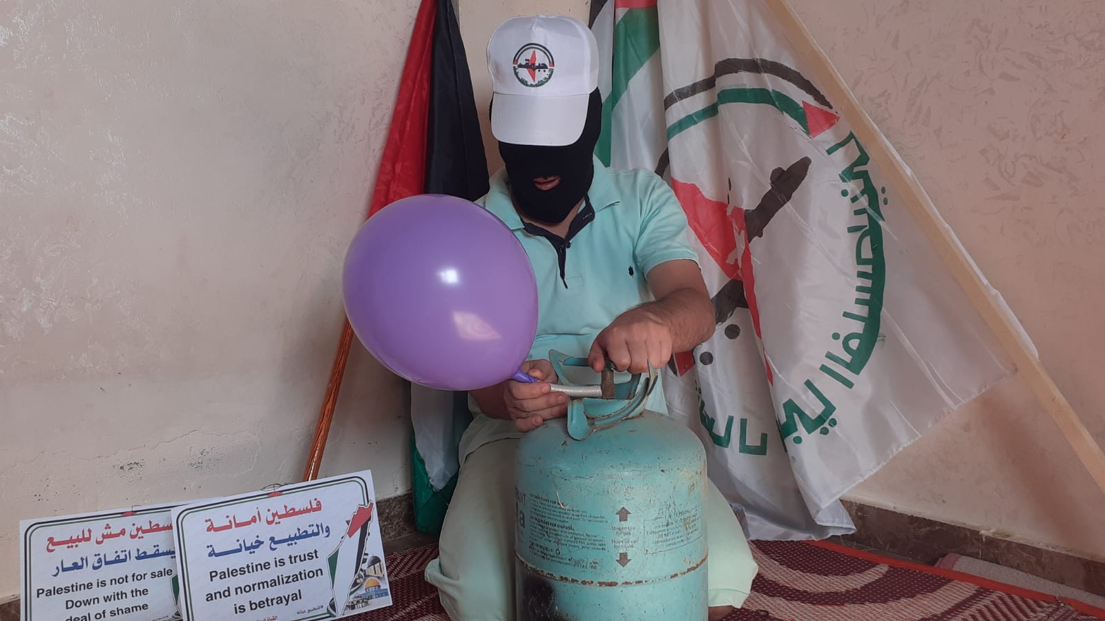 النضال الشعبي تطلق بالونات تحمل شعارات رفضا للتطبيع الإماراتي البحرينى مع دولة الاحتلال الأسرائيلى 