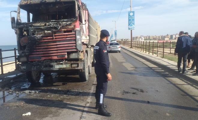 احتراق شاحنة نقل على جسر وادي غزة وسط القطاع