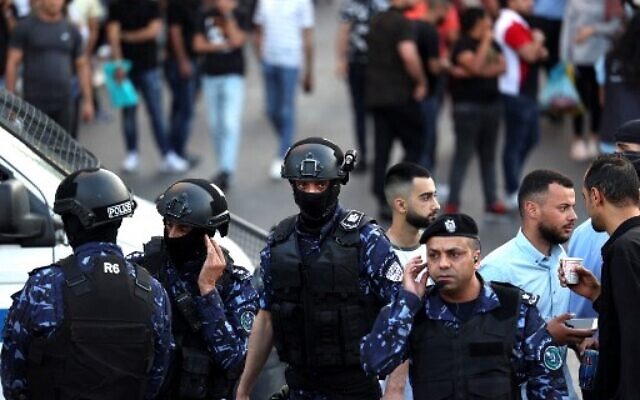 الشرطة الفلسطينية تقبض على مطلوب للعدالة صادر بحقه 16 مذكرة حبس بقيمة 4.5 مليون شيقل