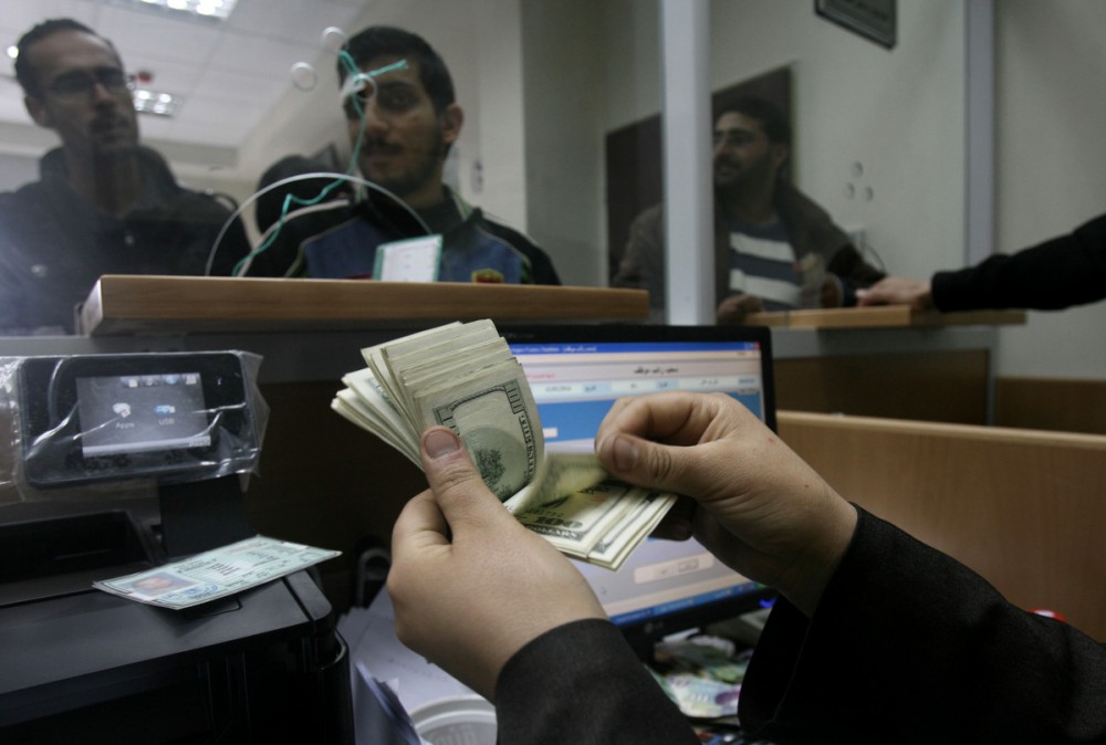المالية بغزة تعلن موعد صرف رواتب موظفيها 