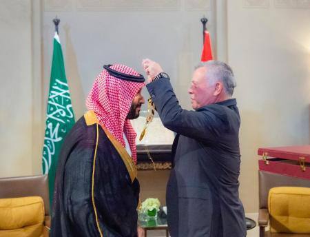 ملك الأردن يقلد ولي العهد السعودي 