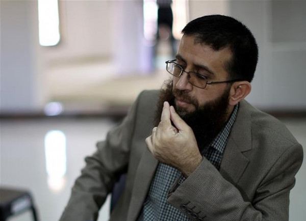 بعد قرار عدم تجديد اعتقاله الإداريّ..  الأسير خضر عدنان يُعلّق إضرابه عن الطعام 
