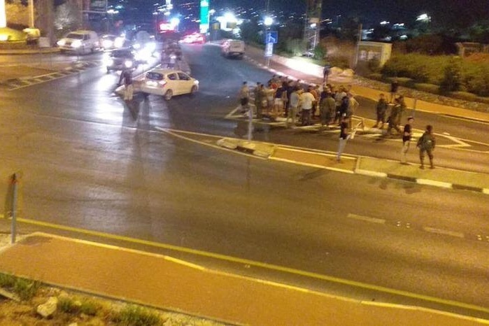 مستوطنون يهاجمون مركبات المواطنين على طريق رام الله- نابلس