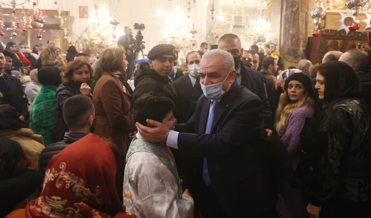 نيابة عن الرئيس عباس.. اشتية يحضر قداس منتصف الليل لعيد الميلاد المجيد حسب التقويم الشرقي 