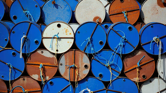 النفط يهبط بفعل مخاوف الطلب وارتفاع الدولار