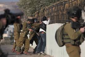 الاحتلال يواصل انتهاكاته ويعتقل عددًا من الفلسطينيين في الضفة الغربية
