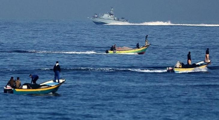 زوارق الاحتلال تستهدف قوارب الصيادين جنوب غزة