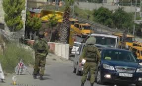 الخليل: الاحتلال الإسرائيلي يغلق مدخل بلدة بيت أمر 