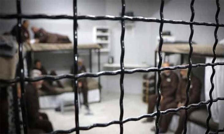 إدارة سجون الاحتلال تزعم ضبط 14 هاتفا مع الأسرى الفلسطينيين