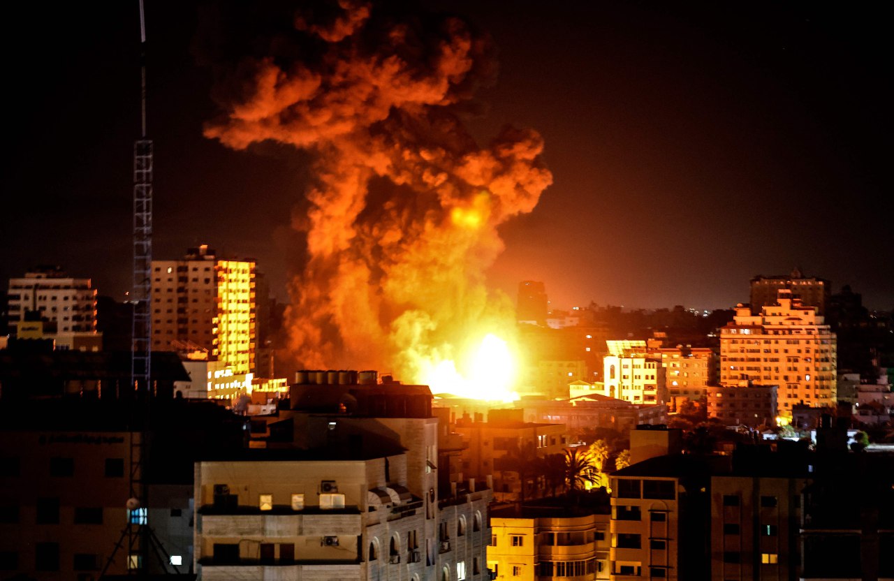 الاحتلال يشن غارات عنيفة على قطاع غزة (صور)