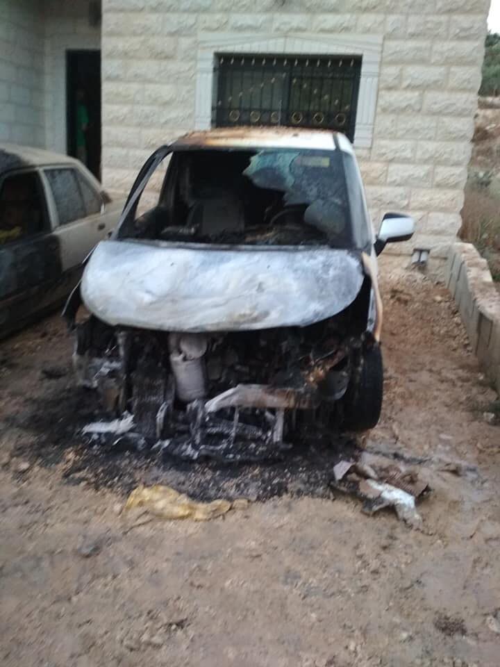 مستوطنون يحرقون سيارة لفلسطيني في نابلس