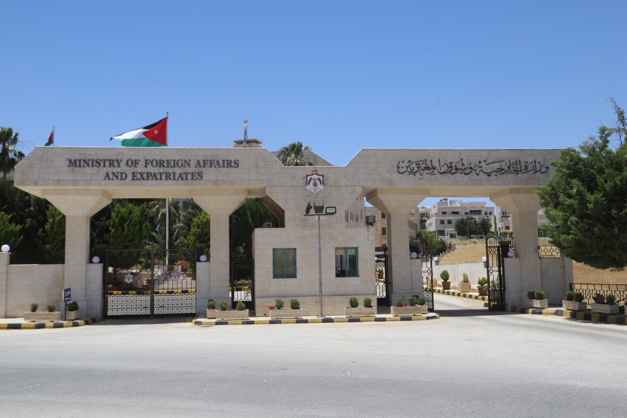 الأردن يسلم فلسطين وثائق حي الشيخ جراح (صور)