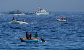 الاحتلال يستهدف الصيادين في بحر خان يونس  
