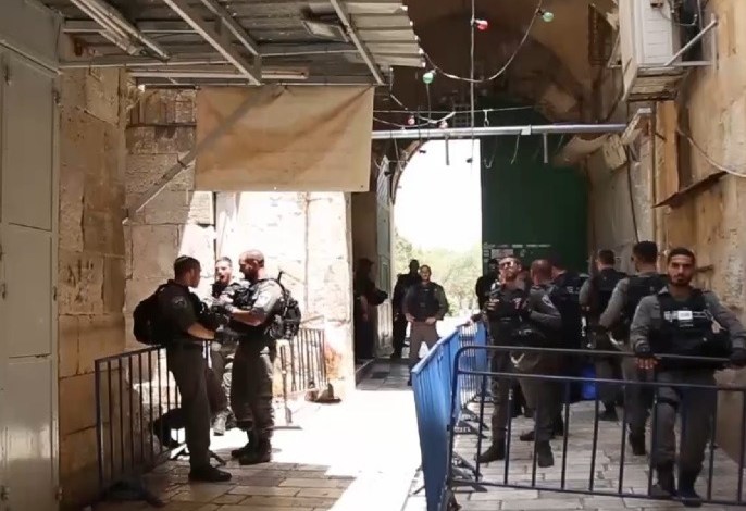 الاحتلال الإسرائيلي يعتدي على المصلين القادمين للأقصى قرب باب المجلس  