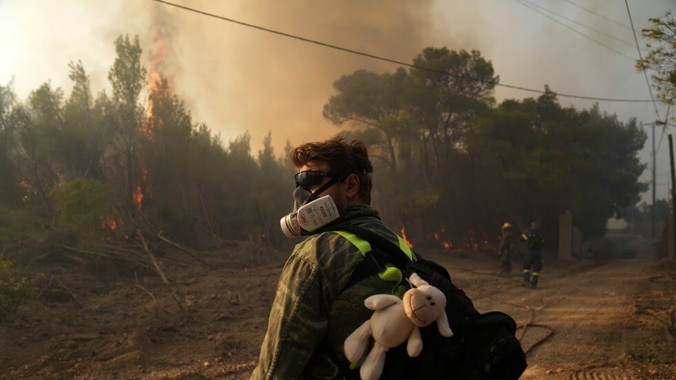 اليونان.. استمرار حرائق الغابات شمال غرب أثينا لليوم الثالث على التوالي