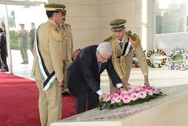 الرئيس عباس يضع اكليلا من الزهور على ضريح عرفات في الذكرى الـ17 لاستشهاده
