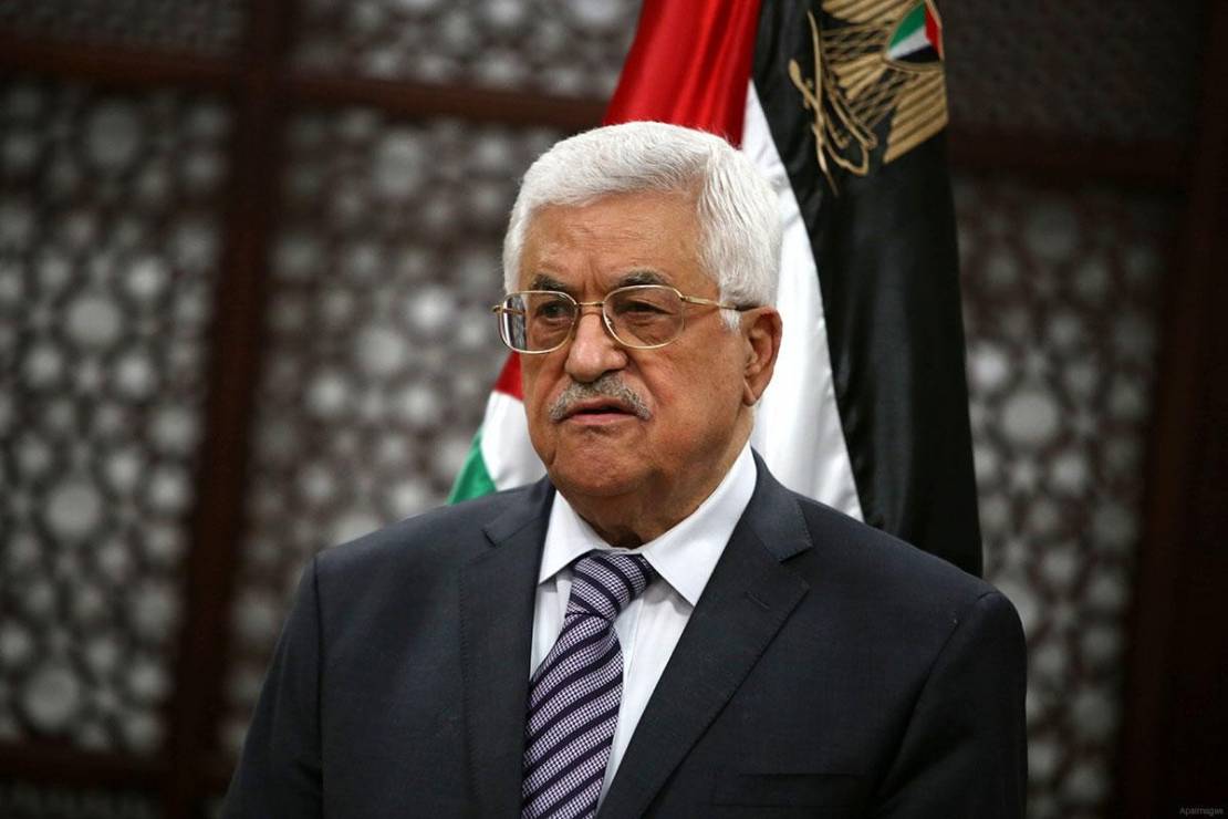 الرئيس عباس يهاتف والد الشهيد شوكت عوض معزيا
