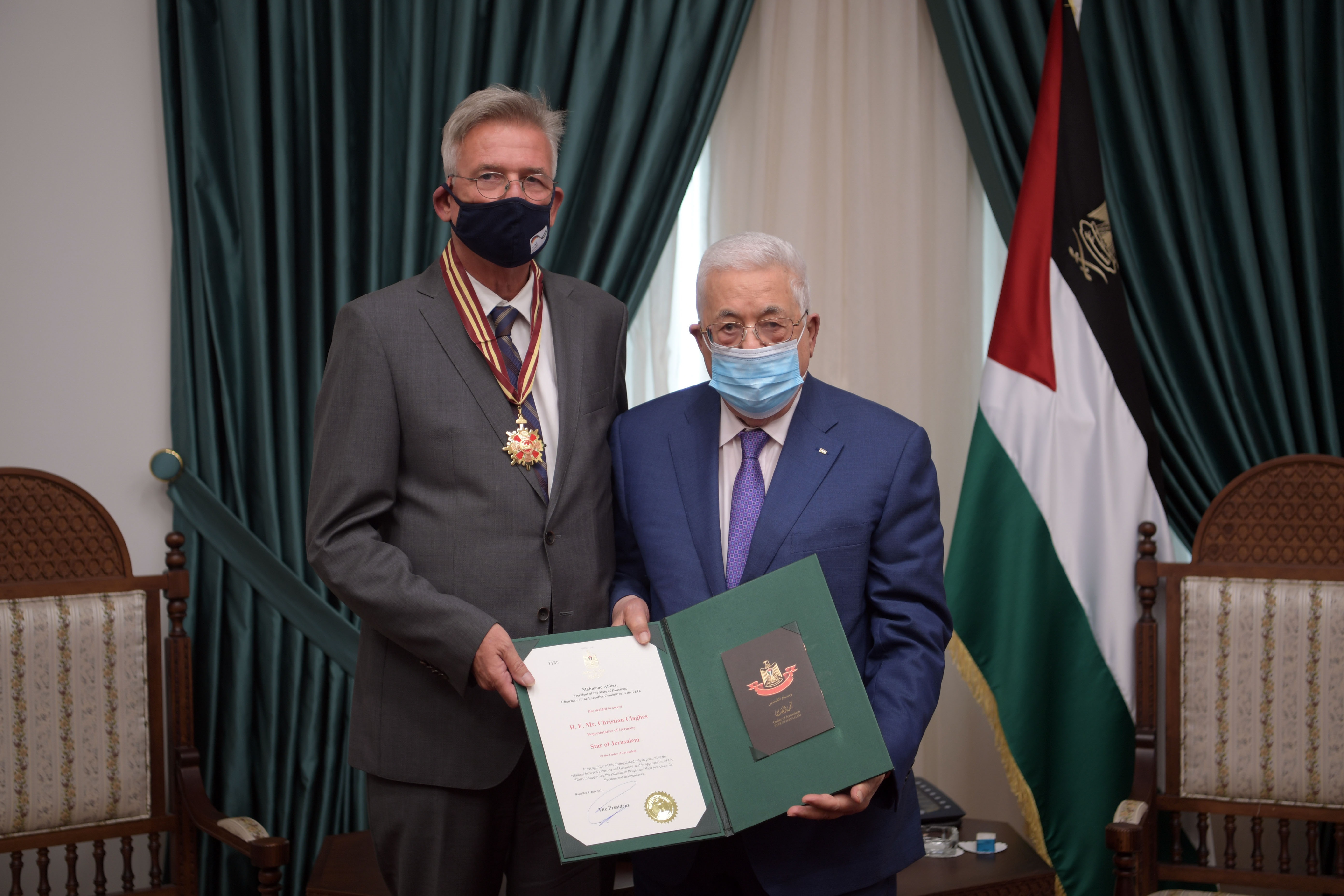 الرئيس عباس يمنح ممثل ألمانيا نجمة القدس