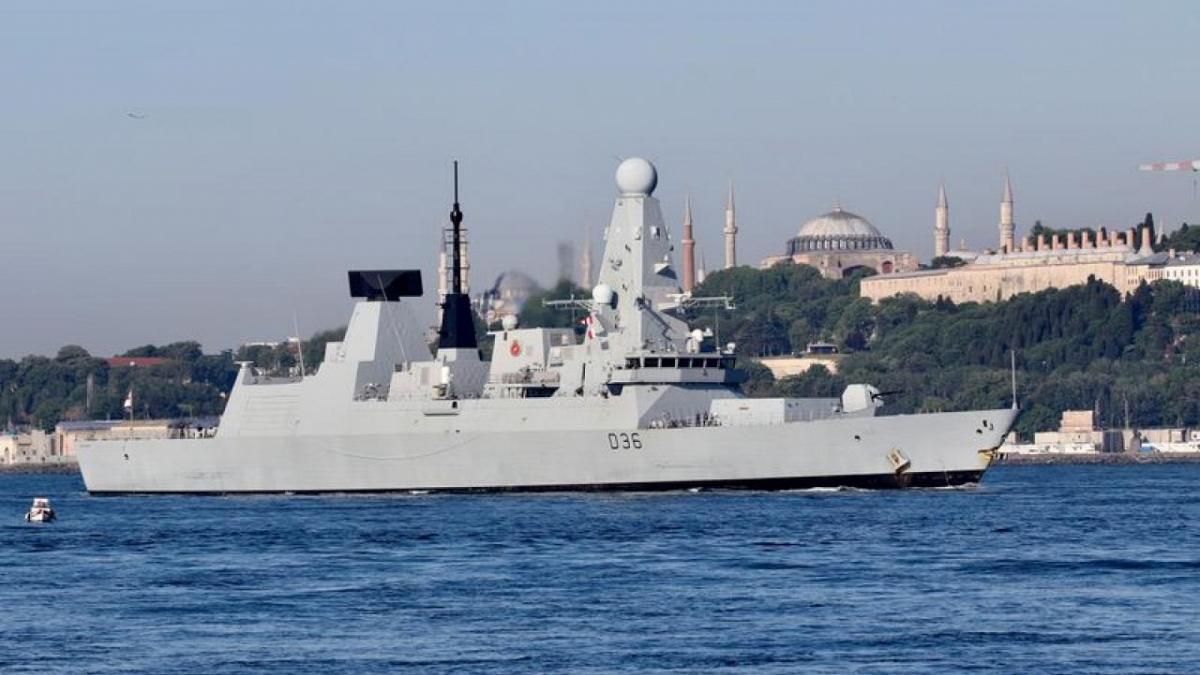 وكالة: قوات روسية تطلق أعيرة تحذيرية لمدمرة بريطانية في البحر الأسود
