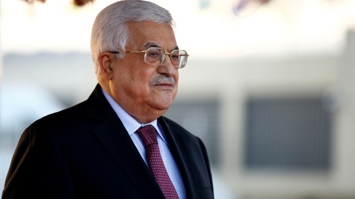 الرئيس محمود عباس يعزي بأسطورة كرة القدم الفلسطينية فؤاد أبو غيدا 