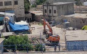  الاحتلال يجرف أرضًا في بلدة النبي صموئيل بالقدس