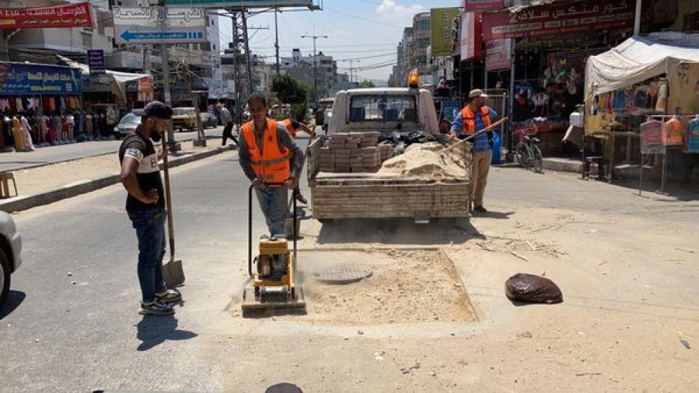 البلدية بغزة تجري أعمال صيانة متفرقة في الشوارع والأرصفة