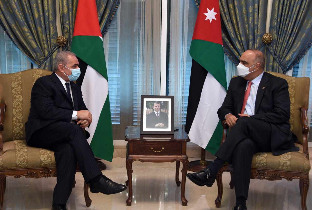 اشتية يبحث مع نظيره الأردني تعزيز التعاون والتنسيق المشترك بين البلدين