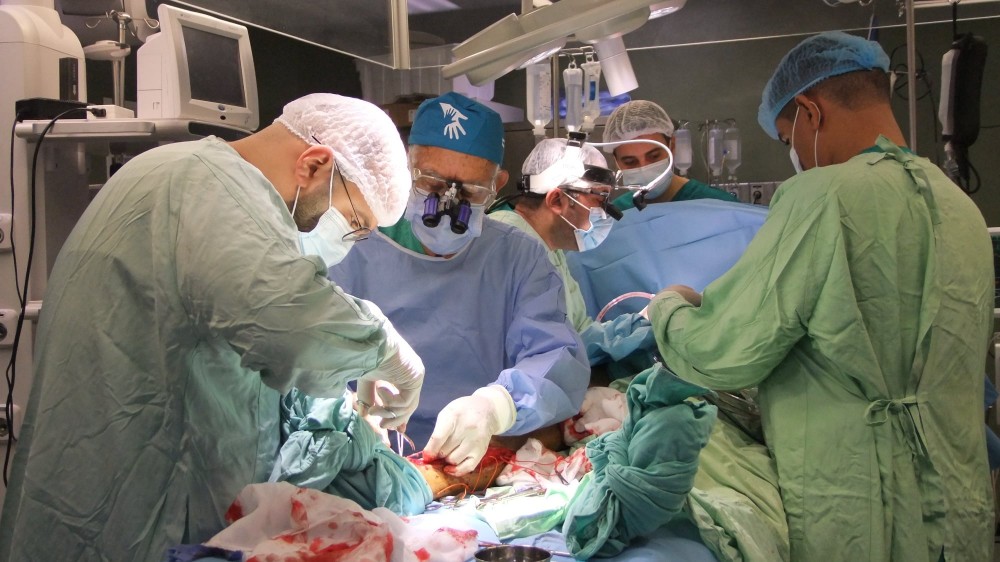 وفد طبي أمريكي يُجري عمليات قلب مفتوح بمجمع الشفاء
