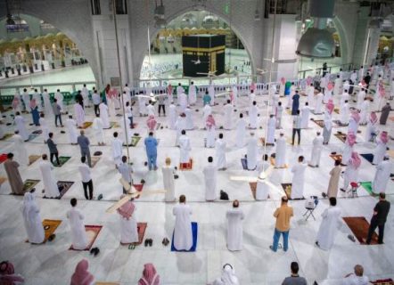 السعودية تسمح بعودة أداء الصلاة في المسجد الحرام لأول مرة منذ 7 أشهر  
