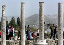 نابلس.. مستوطنون يقتحمون الموقع الاثري في سبسطية