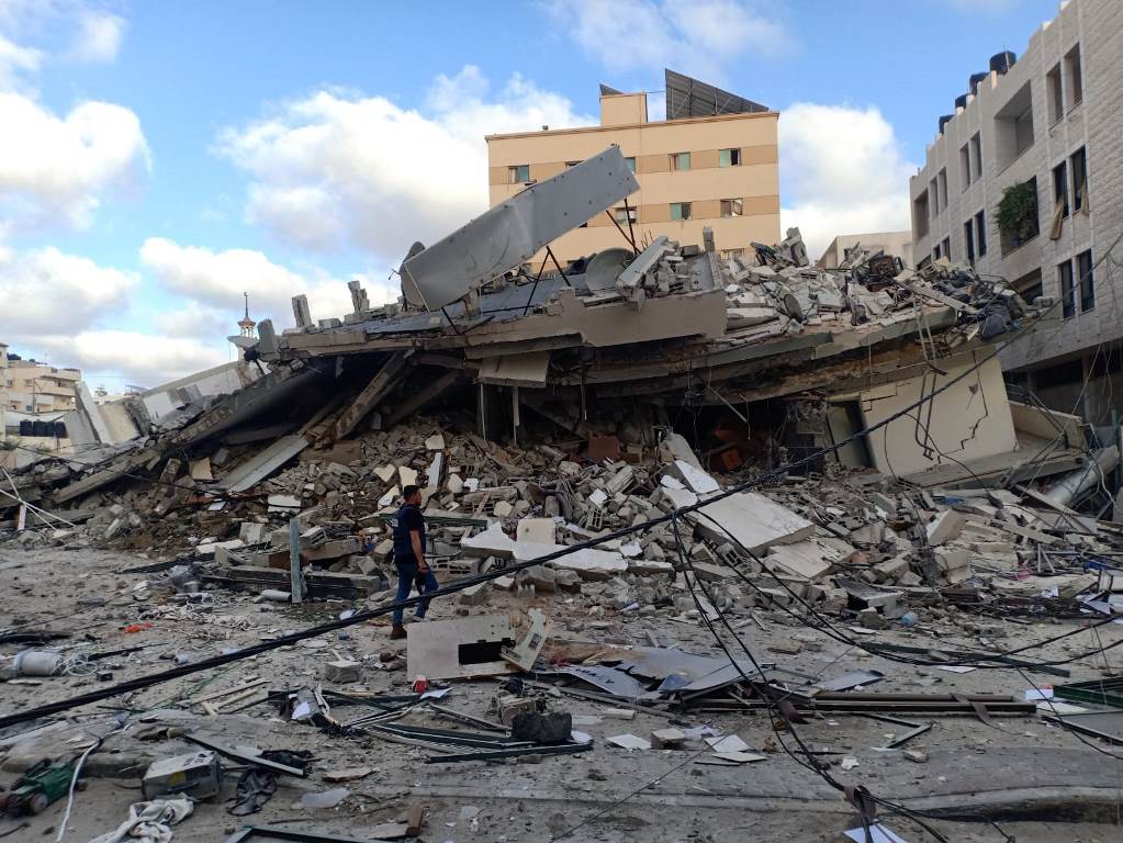 4 شهداء بينهم امرأة حامل وطفلتها وعدد من الجرحى في قصف إسرائيلي على دير البلح وجحر الديك