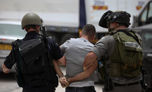 الاحتلال الإسرائيلي يعتقل مواطناً من الخليل