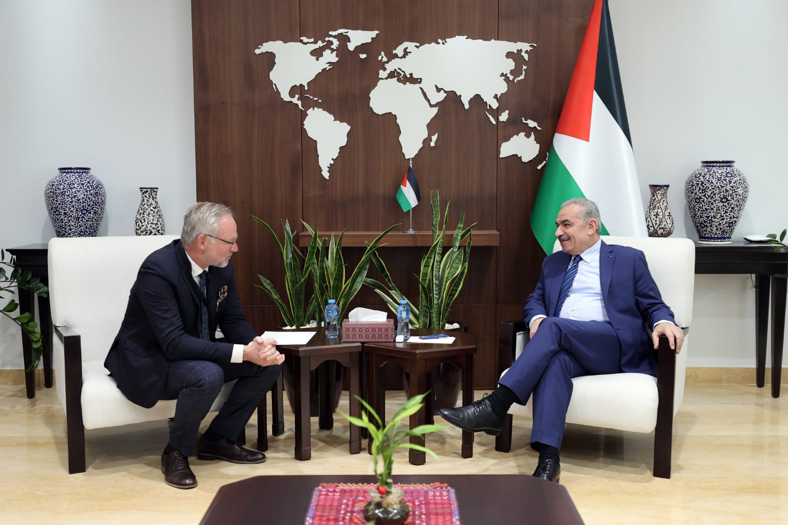 رئيس الوزراء الفلسطيني يتسلم دعوة لحضور اجتماع أممي بشأن البيئة الإنسانية