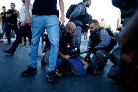 شرطة الاحتلال تعتدي على مواطن في باب الخليل بالقدس