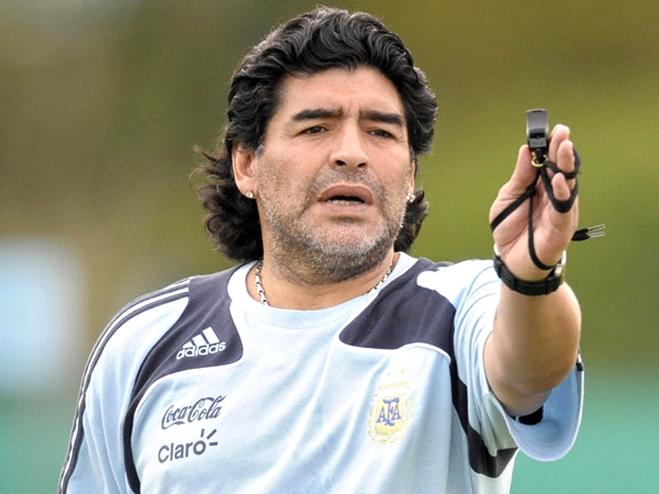 وفاة أسطورة كرة القدم الأرجنتينية دييغو أرماندو مارادونا