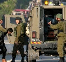 قوات الاحتلال تعتقل مقدسيين قرب 