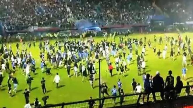 شاهد: مأساة.. مصرع 127 شخصًا وإصابة 188 آخرين في أعمال شغب أثناء مباراة كرة قدم في  إندونيسيا