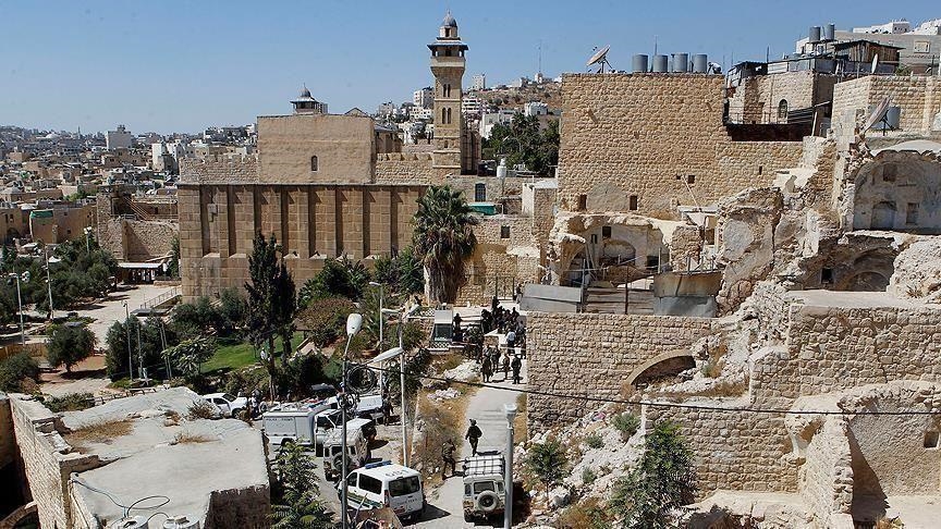 مستوطن يعتدي على الكنيسة الرومانية الأرثوذكسية في القدس المحتلة